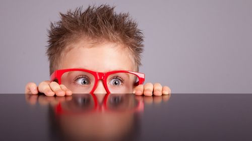 Grundschüler mit roter Brille