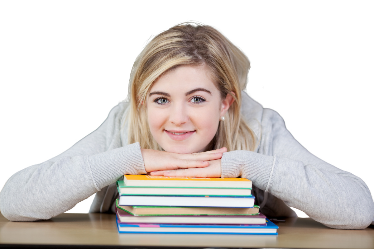 Schülerin lehnt auf Tisch