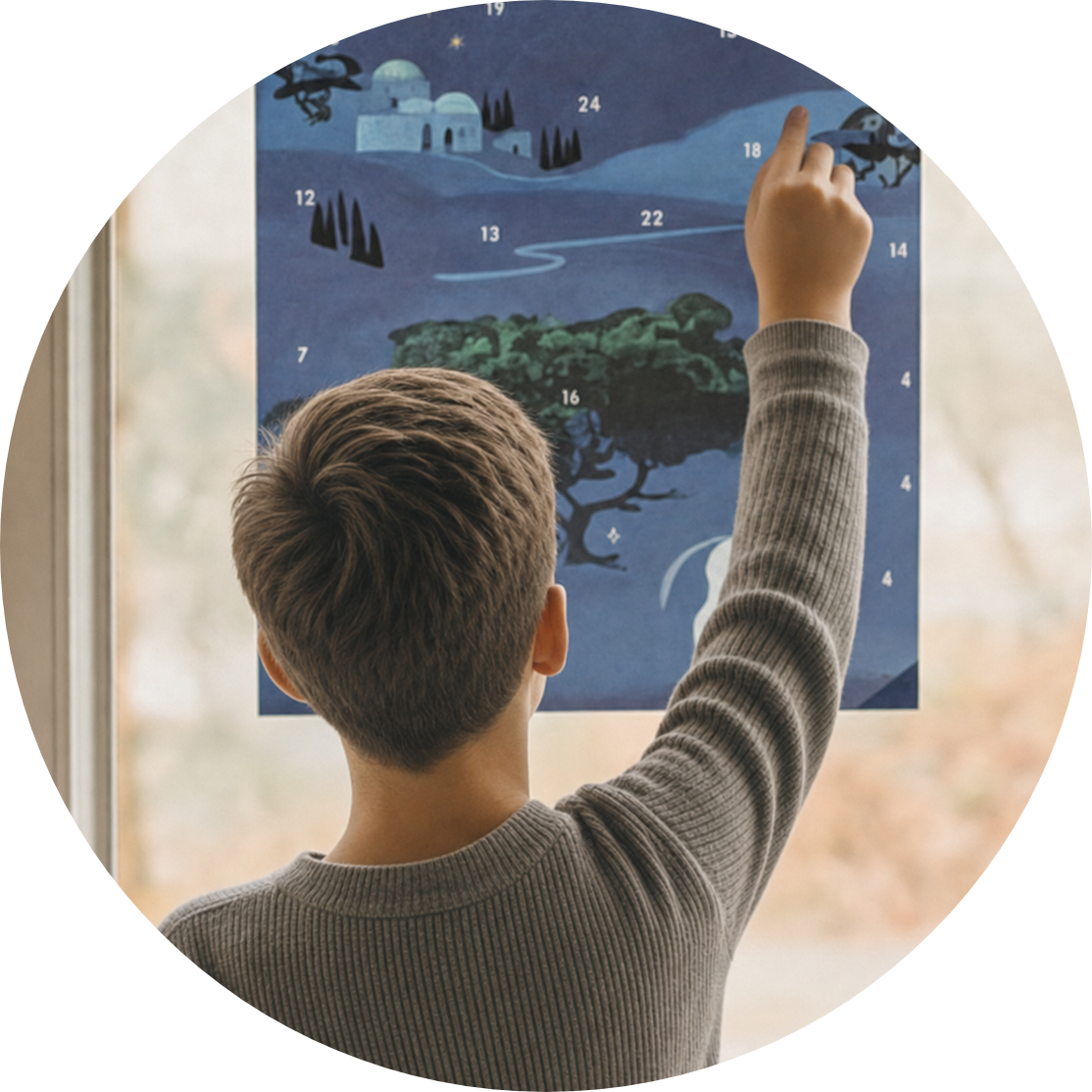Kind zeigt auf den Fensterbild-Adventskalender am Fenster