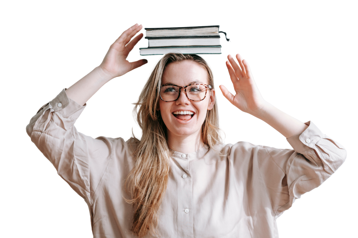 Schülerin mit Bücherstapel auf dem Kopf