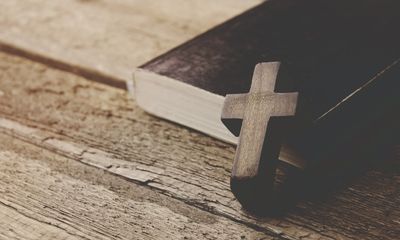 Bibel mit Holzkreuz