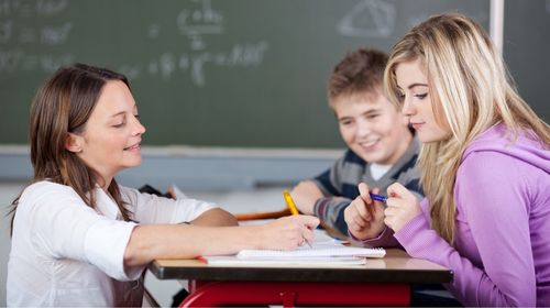 Lehrerin mit Schülern
