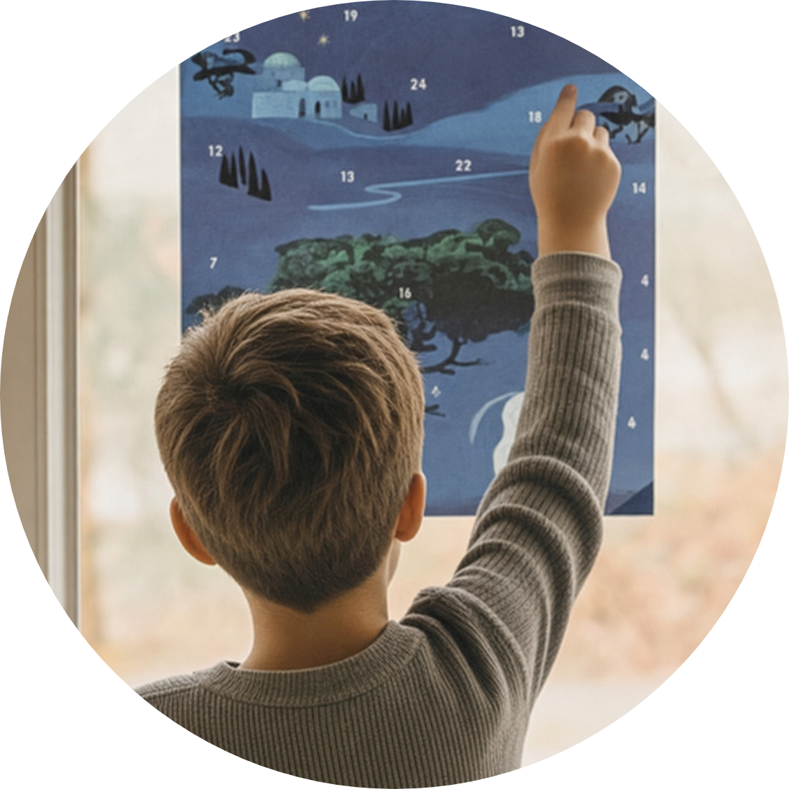 Kind zeigt auf den Fensterbild-Adventskalender am Fenster