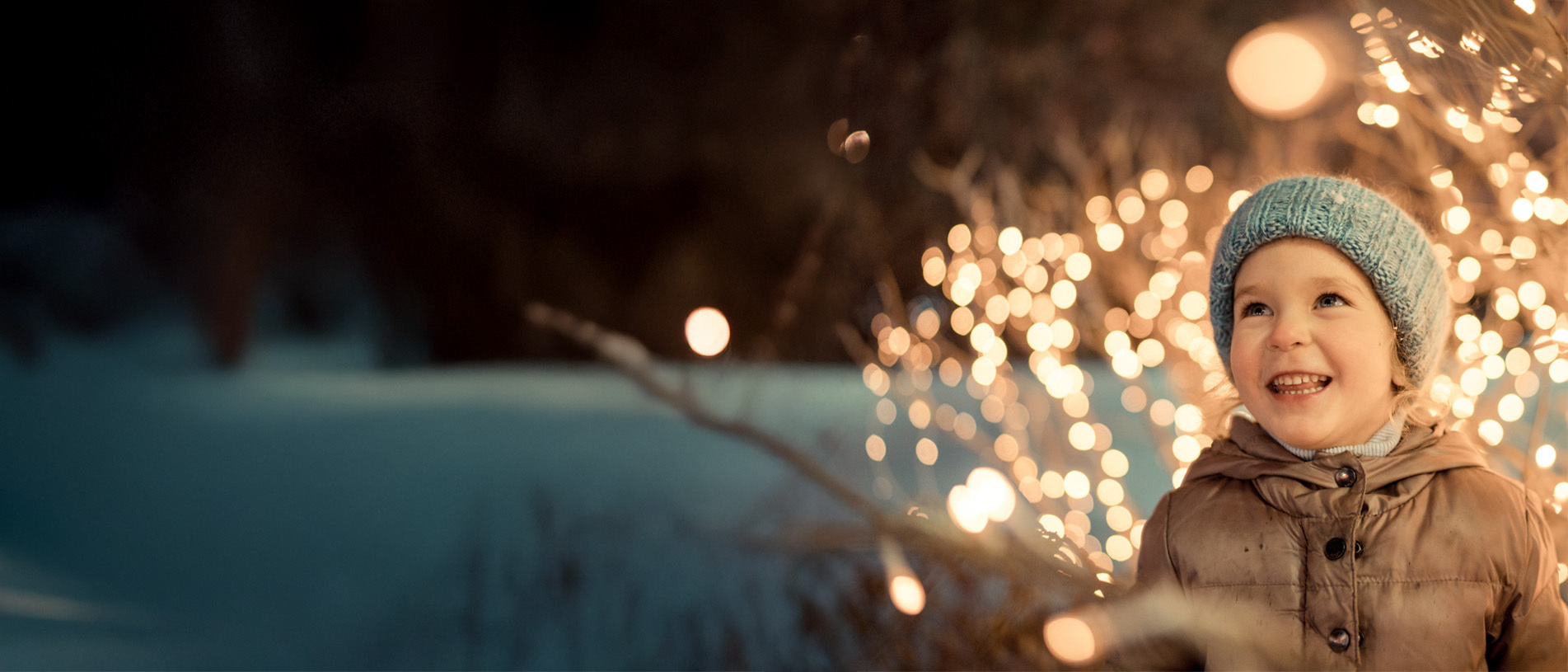 lachendes Kind im Winter